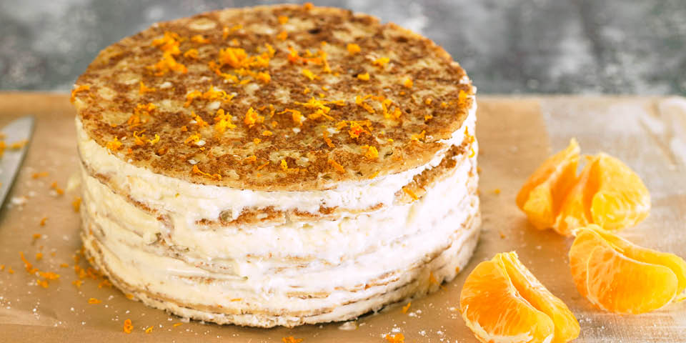 Un clàssic reinventat. Gaudeix d'unes postres elegants i sofisticades amb el nostre pastís de creps amb mousse de mandarina.