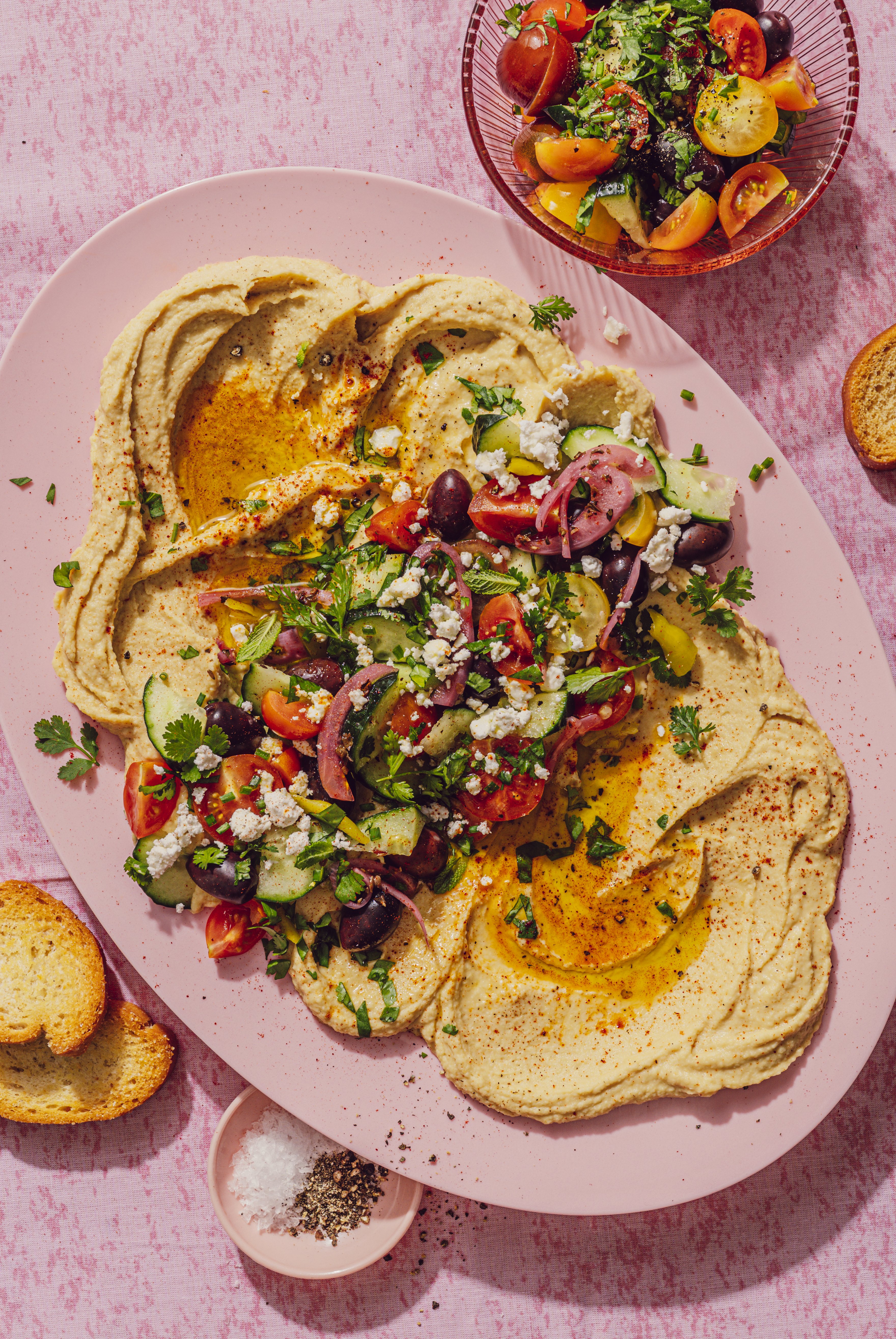 Hummus amb amanida groga de tomàquets