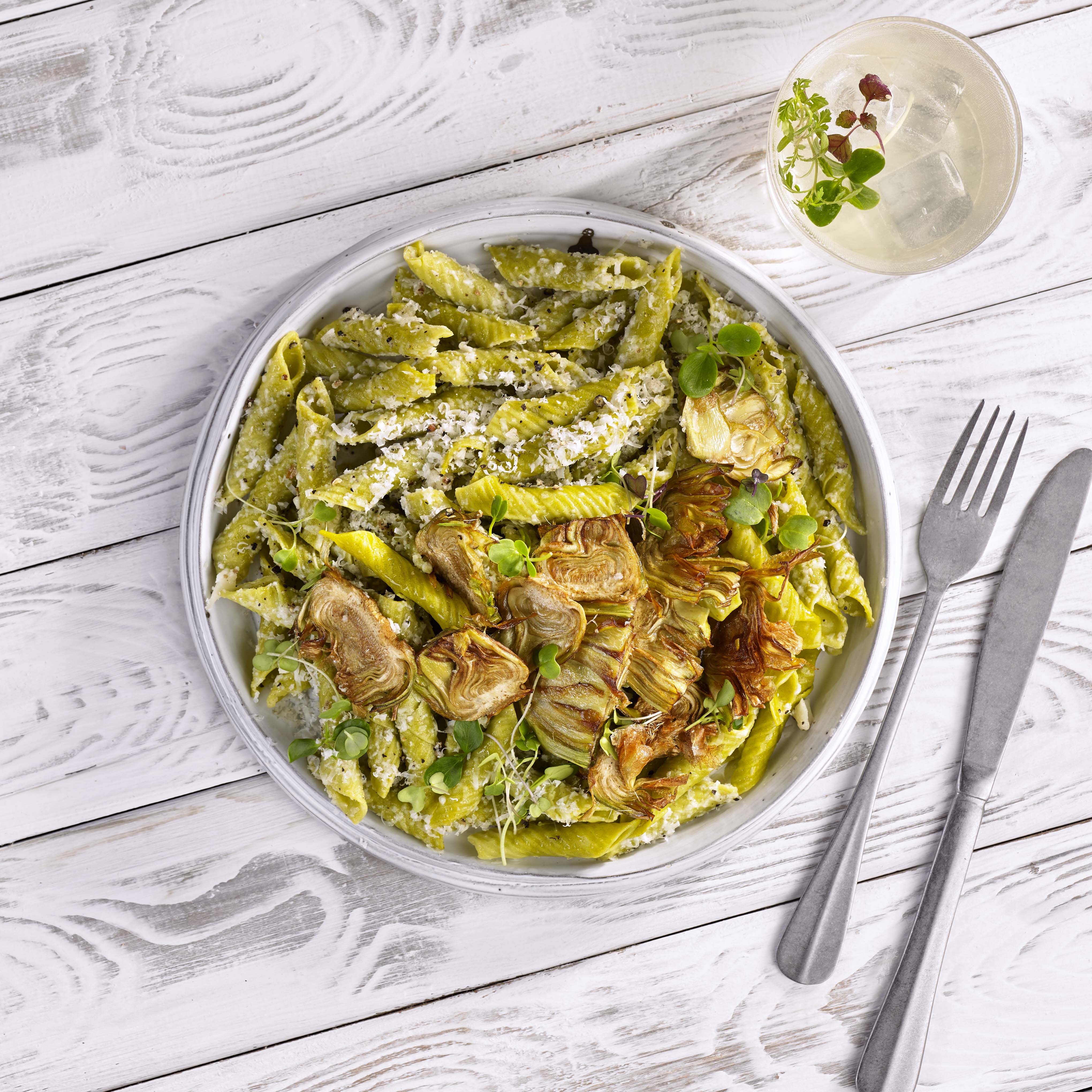 Pasta amb xips de carxofes i parmesà