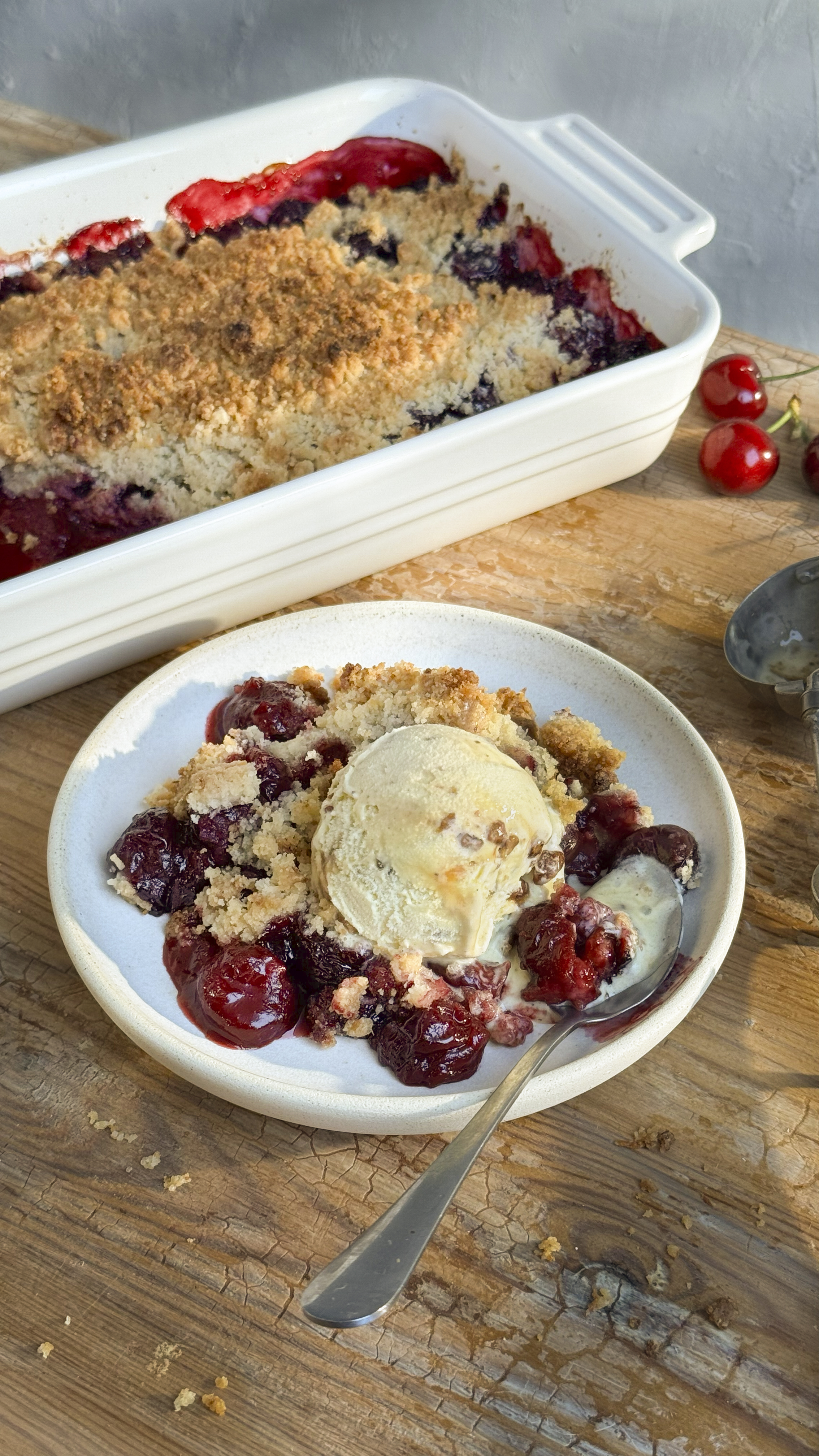 Crumble de cireres amb gelat
