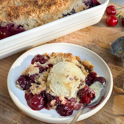 Crumble de cireres amb gelat