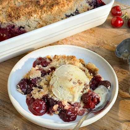 Crumble de cireres amb gelat
