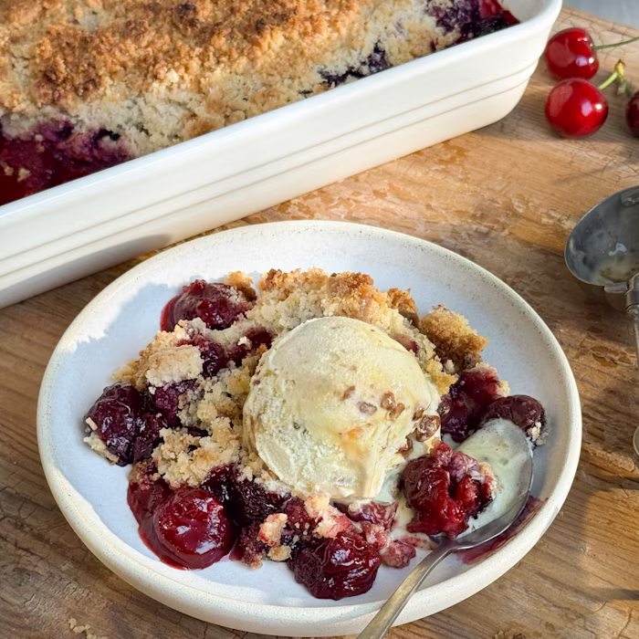 Crumble de cireres amb gelat
