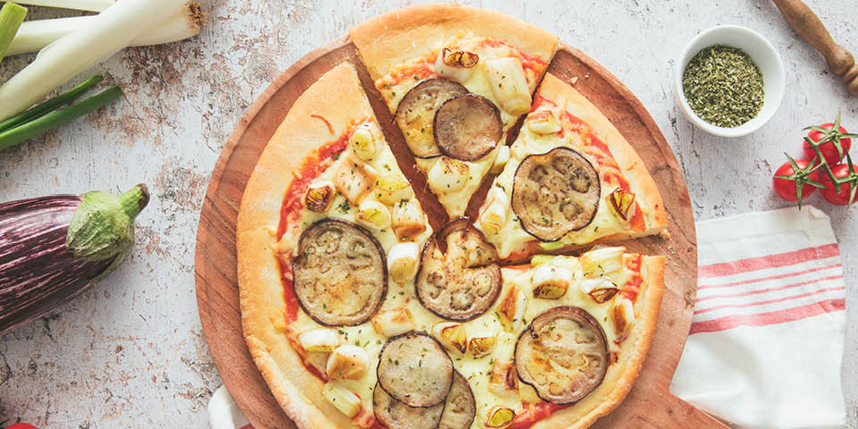 Pizza de calçots i albergínia