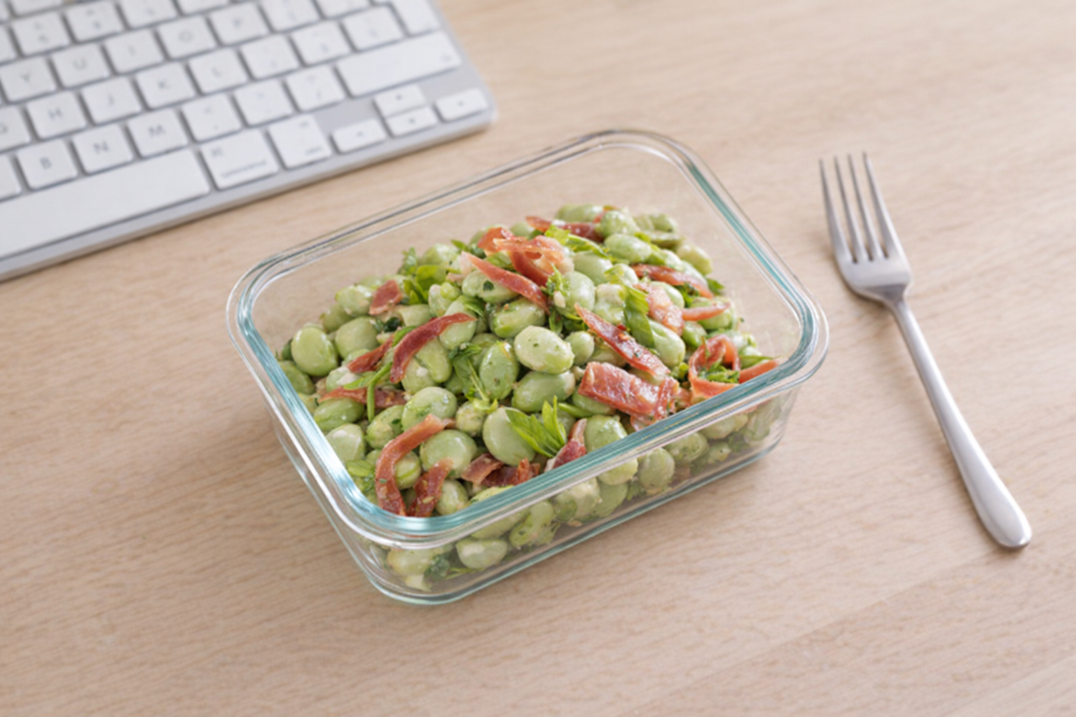 Carmanyola d'amanida de faves i pernil