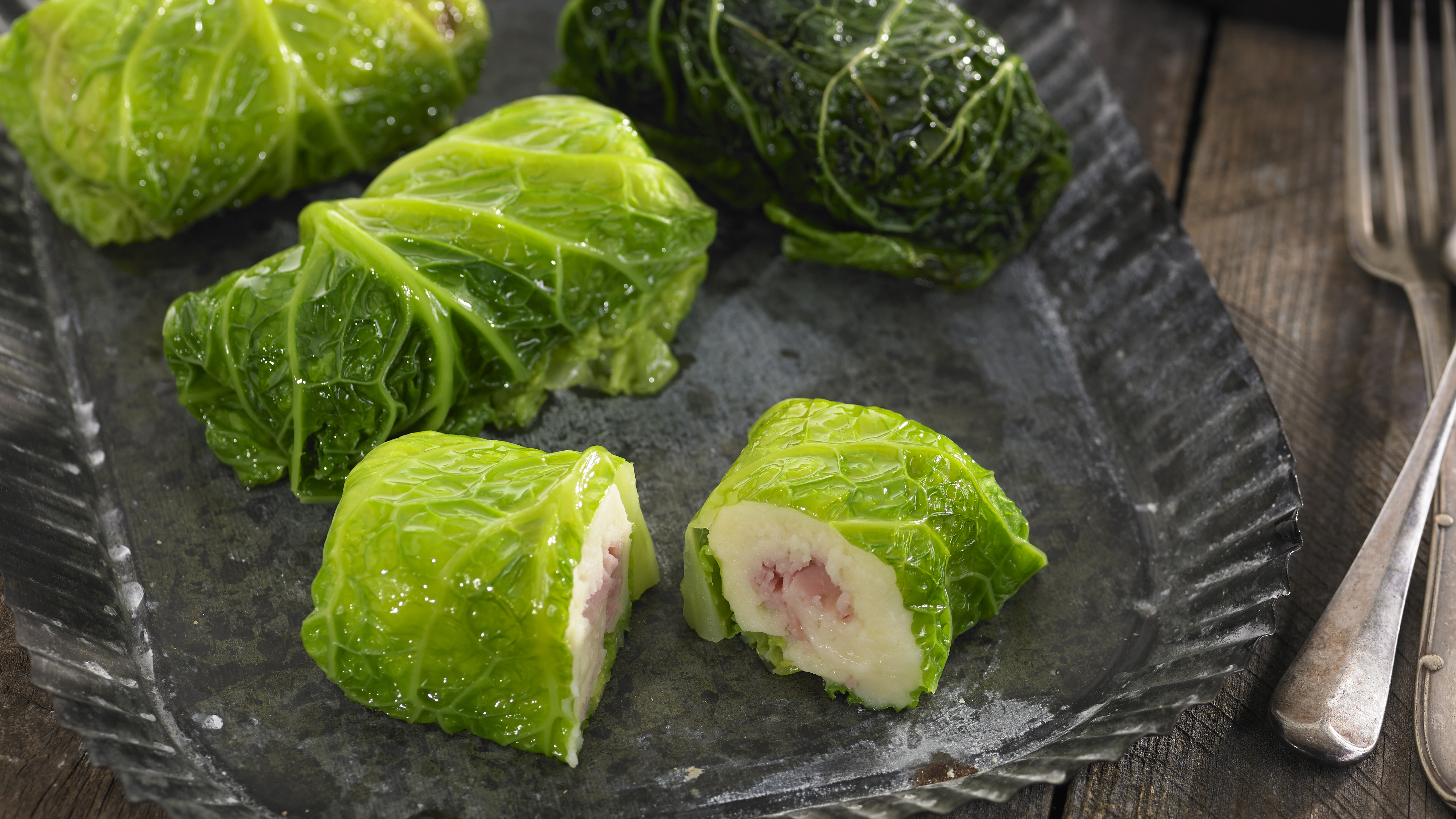 Fulles de col farcides de pernil, formatge i salsa de piquillos