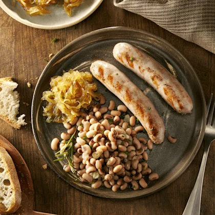 Botifarra amb mongetes i ceba caramel·litzada