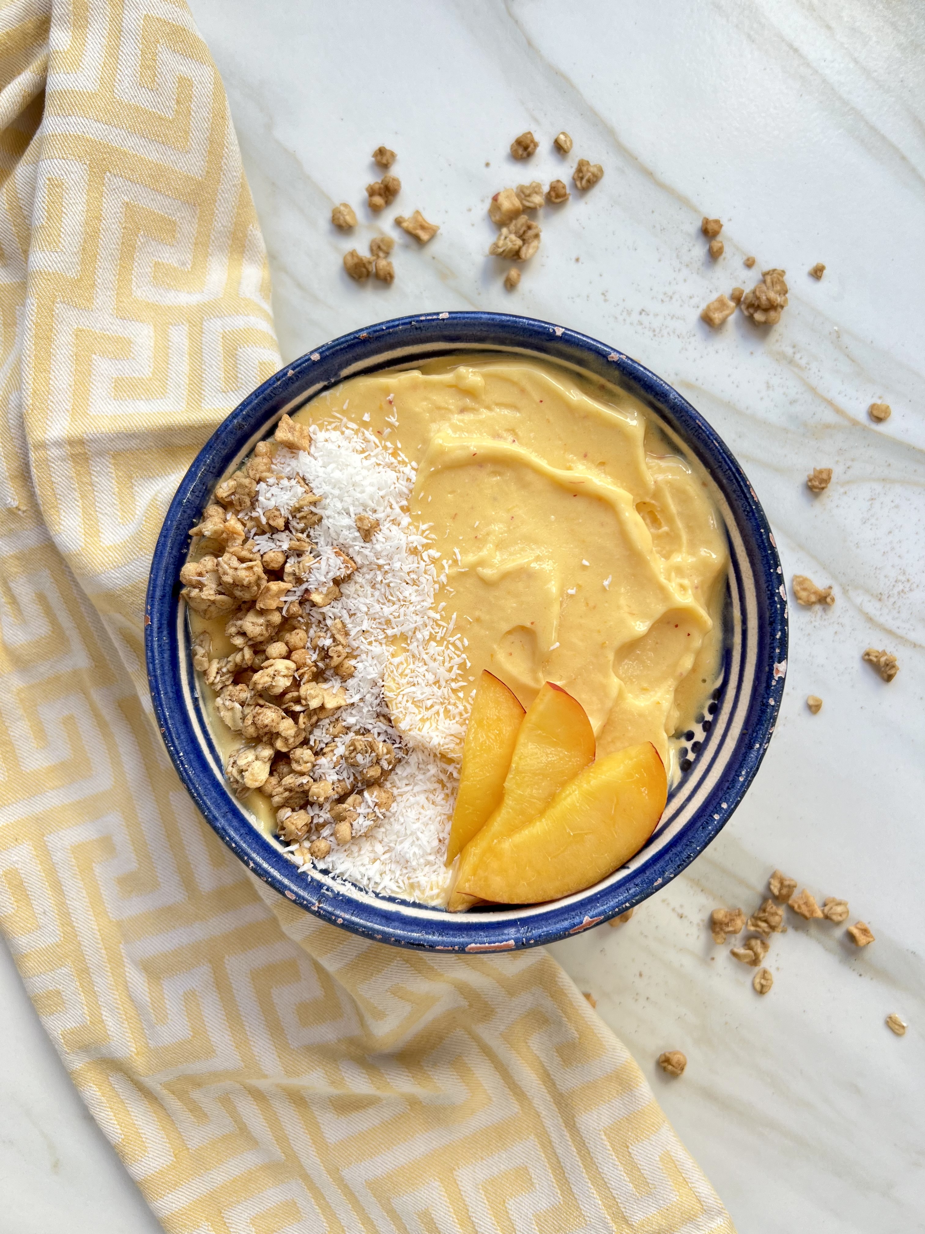 Bol de fruites amb granola i llavors de lli