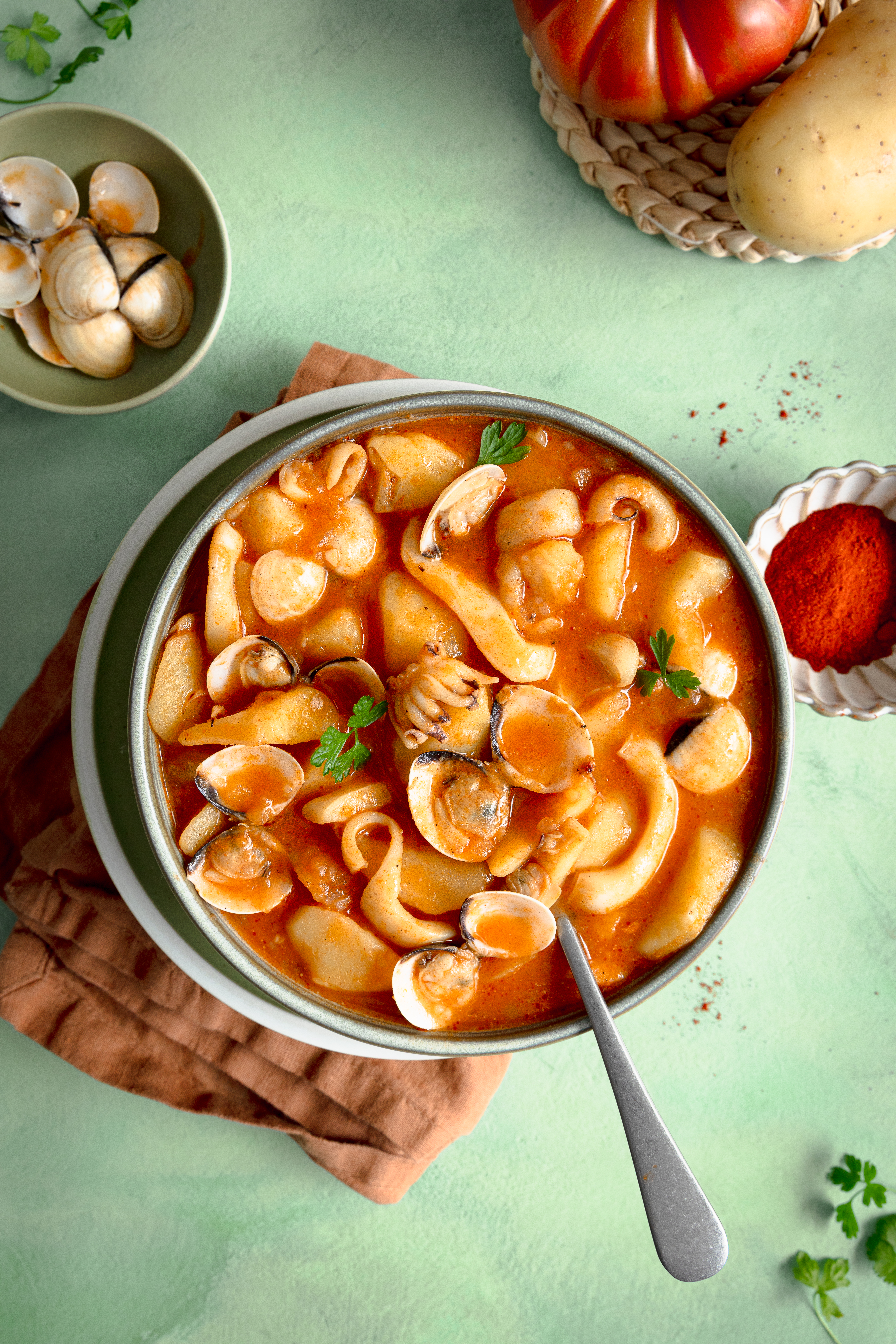 Patates caldoses amb sípia i cloïsses