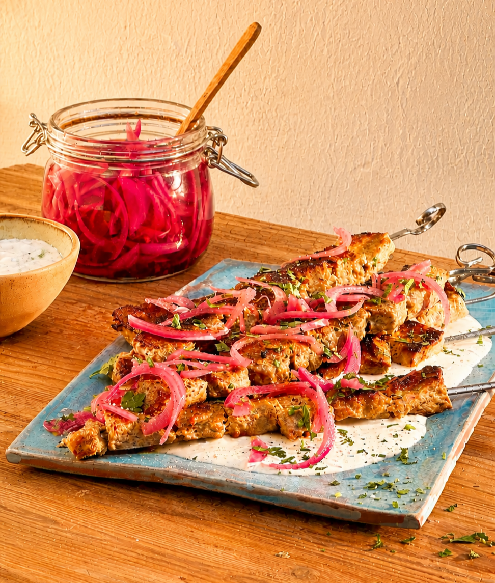 Broquetes de carn a la graella amb base de iogurt especiat