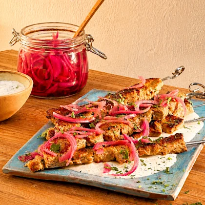 Broquetes de carn a la graella amb base de iogurt especiat