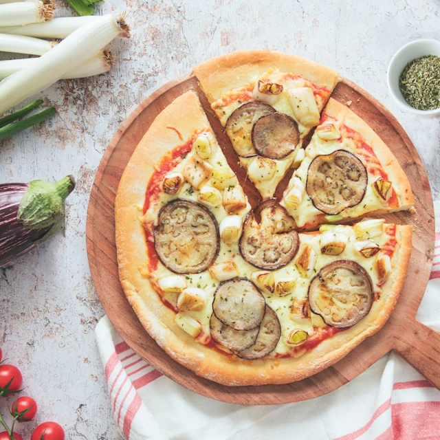 Pizza de calçots i albergínia