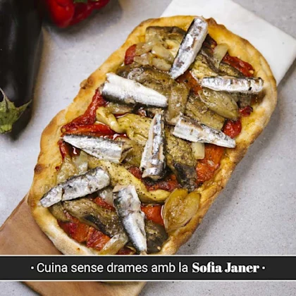 Coca d'escalivada i sardines