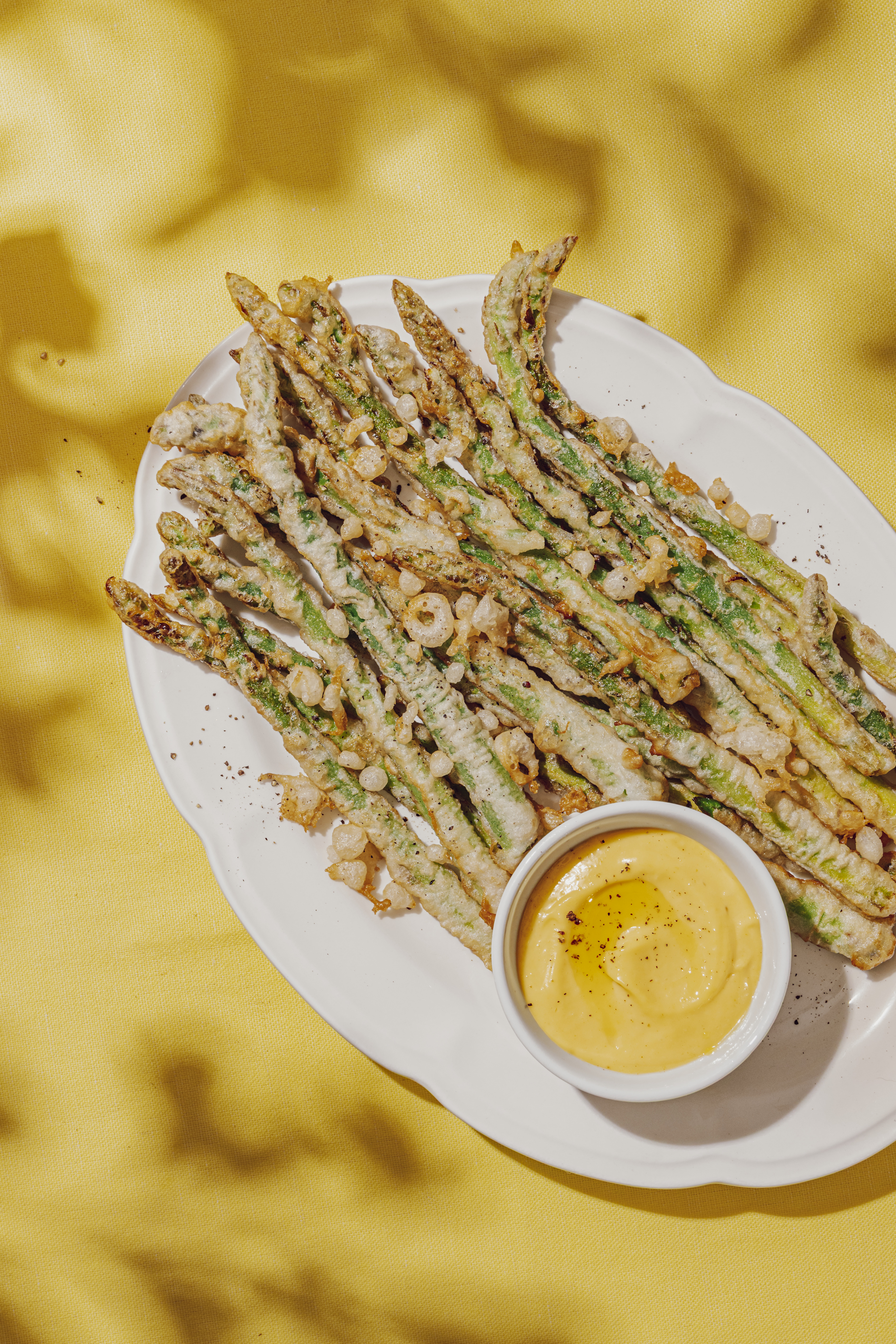 Tempura d'espàrrecs amb allioli