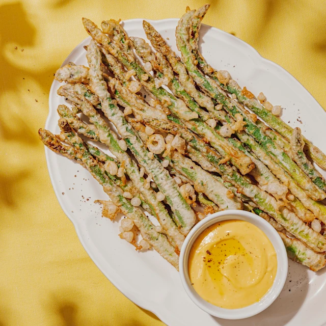 Tempura d'espàrrecs amb allioli de llimona i mostassa