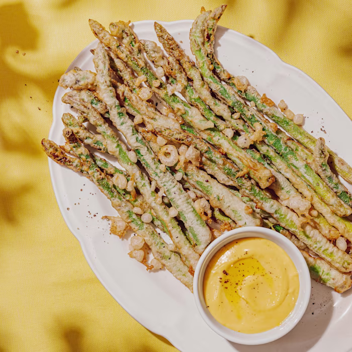 Tempura d'espàrrecs amb allioli de llimona i mostassa