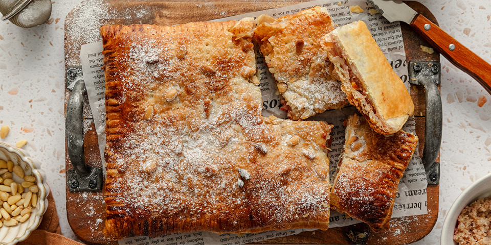 Coca de llardons amb taronja confitada i pinyons 