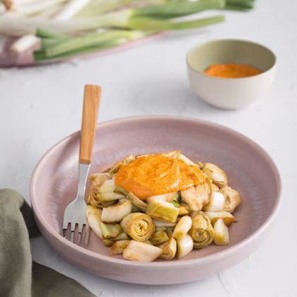 Saltat de calçots i carxofes amb romesco
