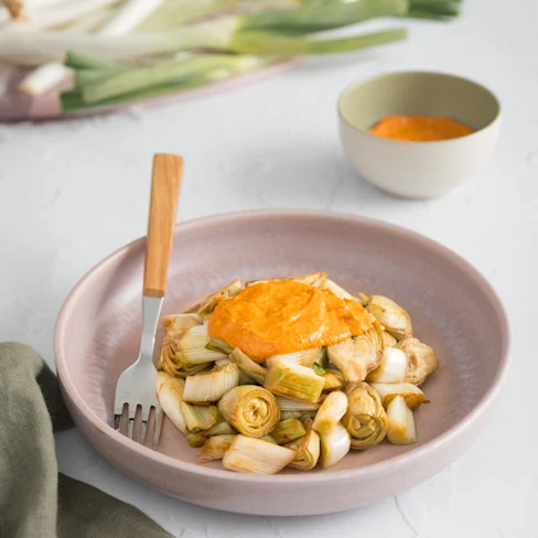 Saltat de calçots i carxofes amb romesco