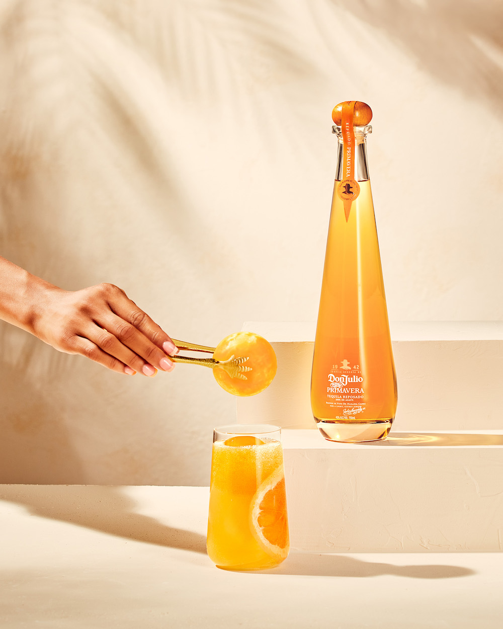 Un cóctel Golden Hour junto a una botella de Don Julio Primavera