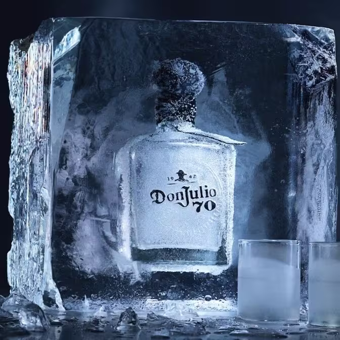 Una botella de Don Julio 70 Cristalino se estrella contra el hielo