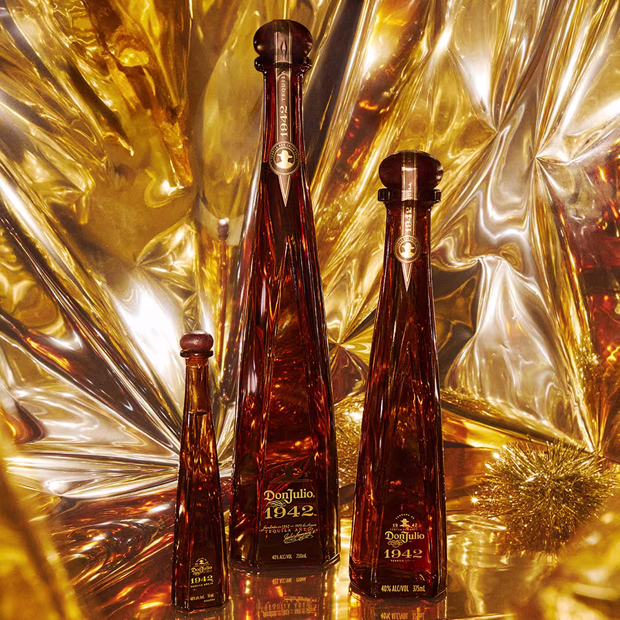 테이블 위에 술 한 병과 잔 두 개