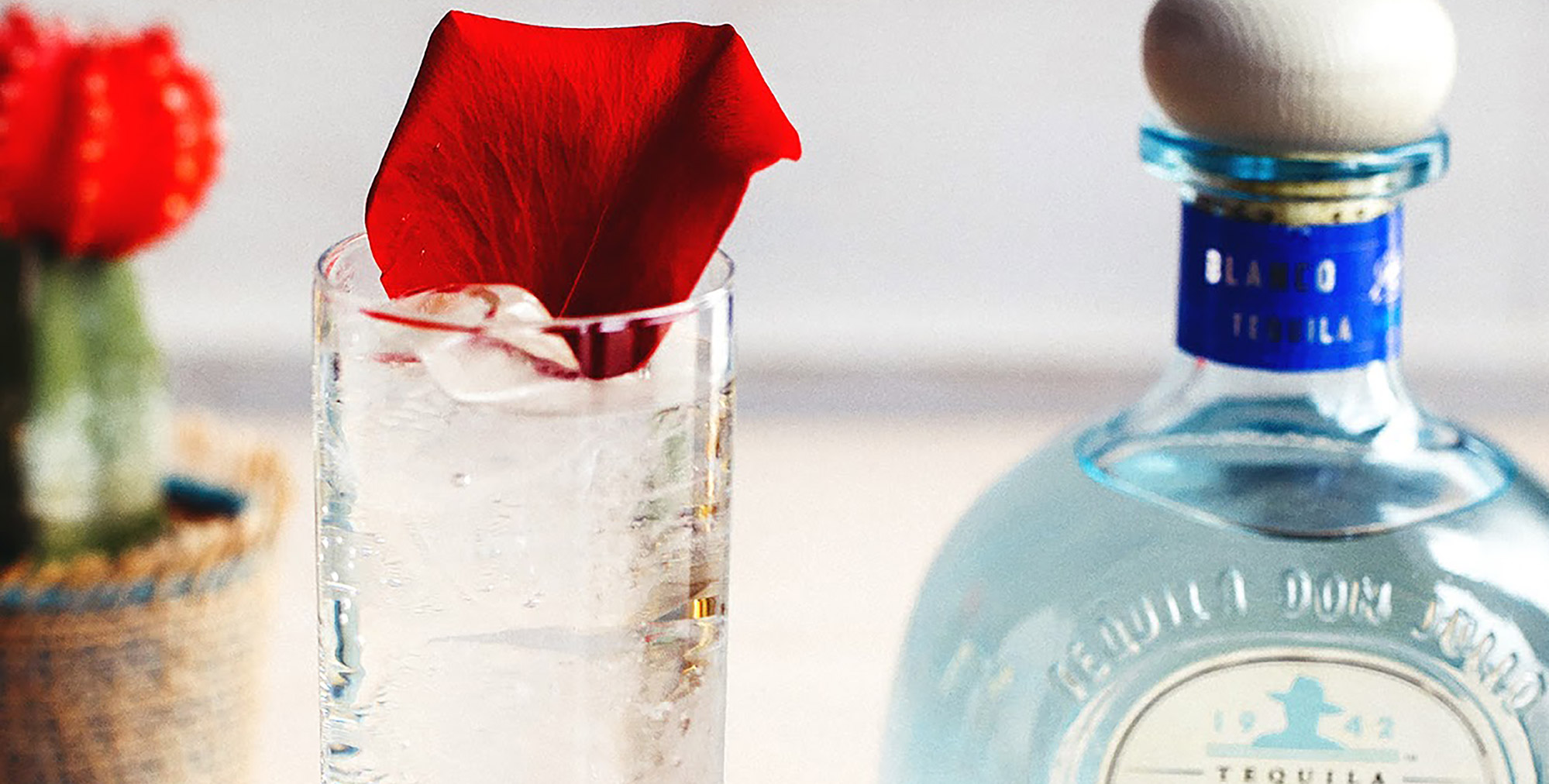 Una copa del cóctel Rose Quartz junto a una botella de Don Julio Blanco