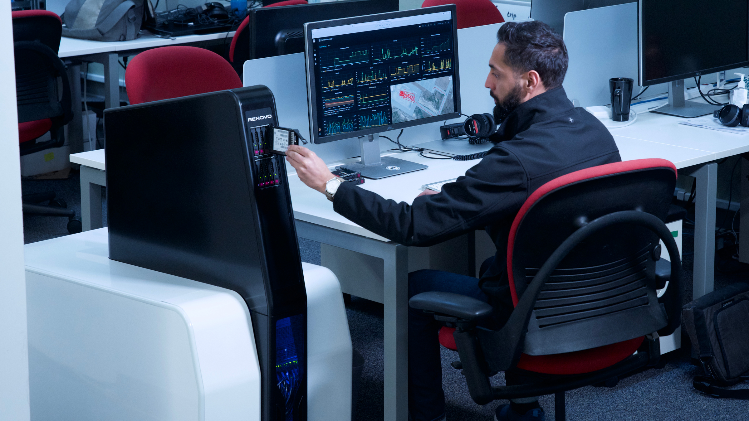 机でデータ分析を行うレノボ・モーターズの社員