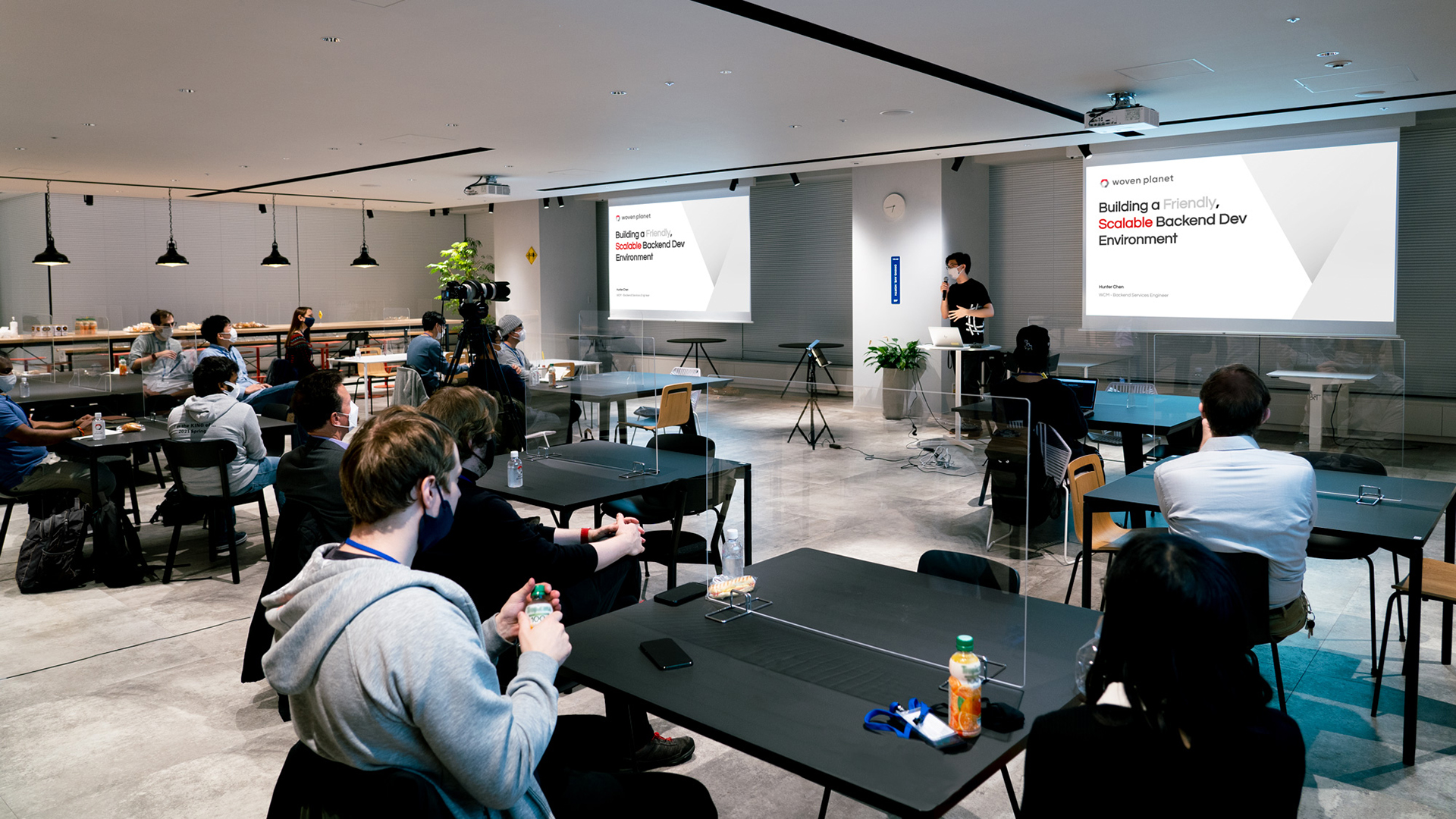 ウーブン・バイ・トヨタの社内で行われたミートアップイベントに参加している人々