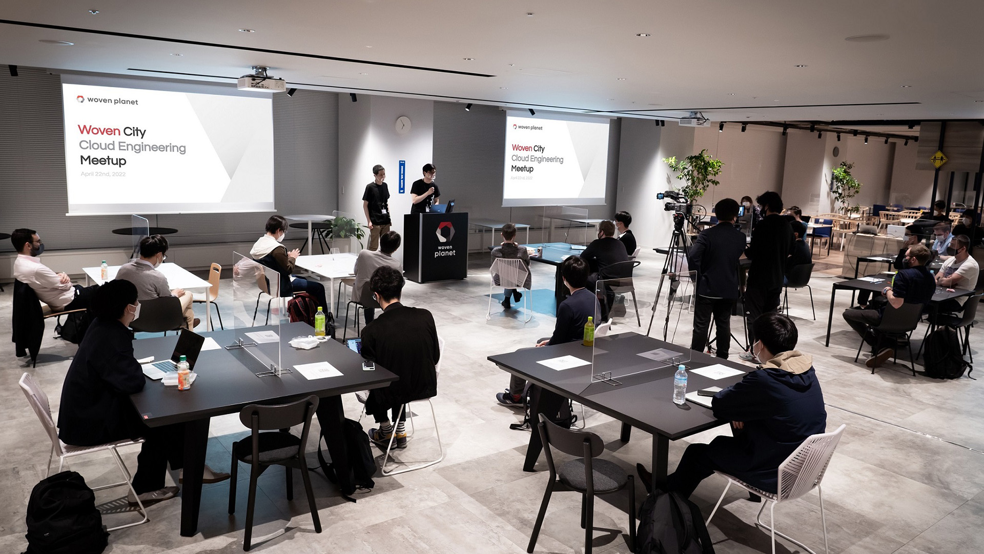 ウーブン・バイ・トヨタの社内で行われたミートアップイベントに参加している人々