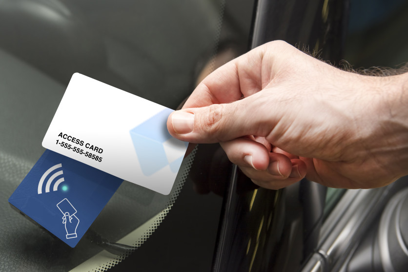 アクセスカードを持っている人の手