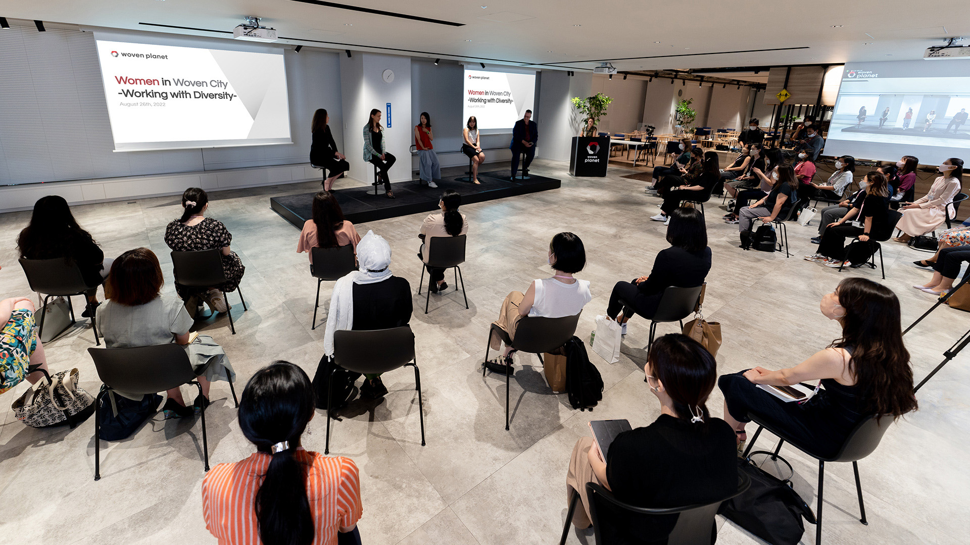 ウーブン・バイ・トヨタ社内で行われたダイバーシティイベントに参加する女性たち