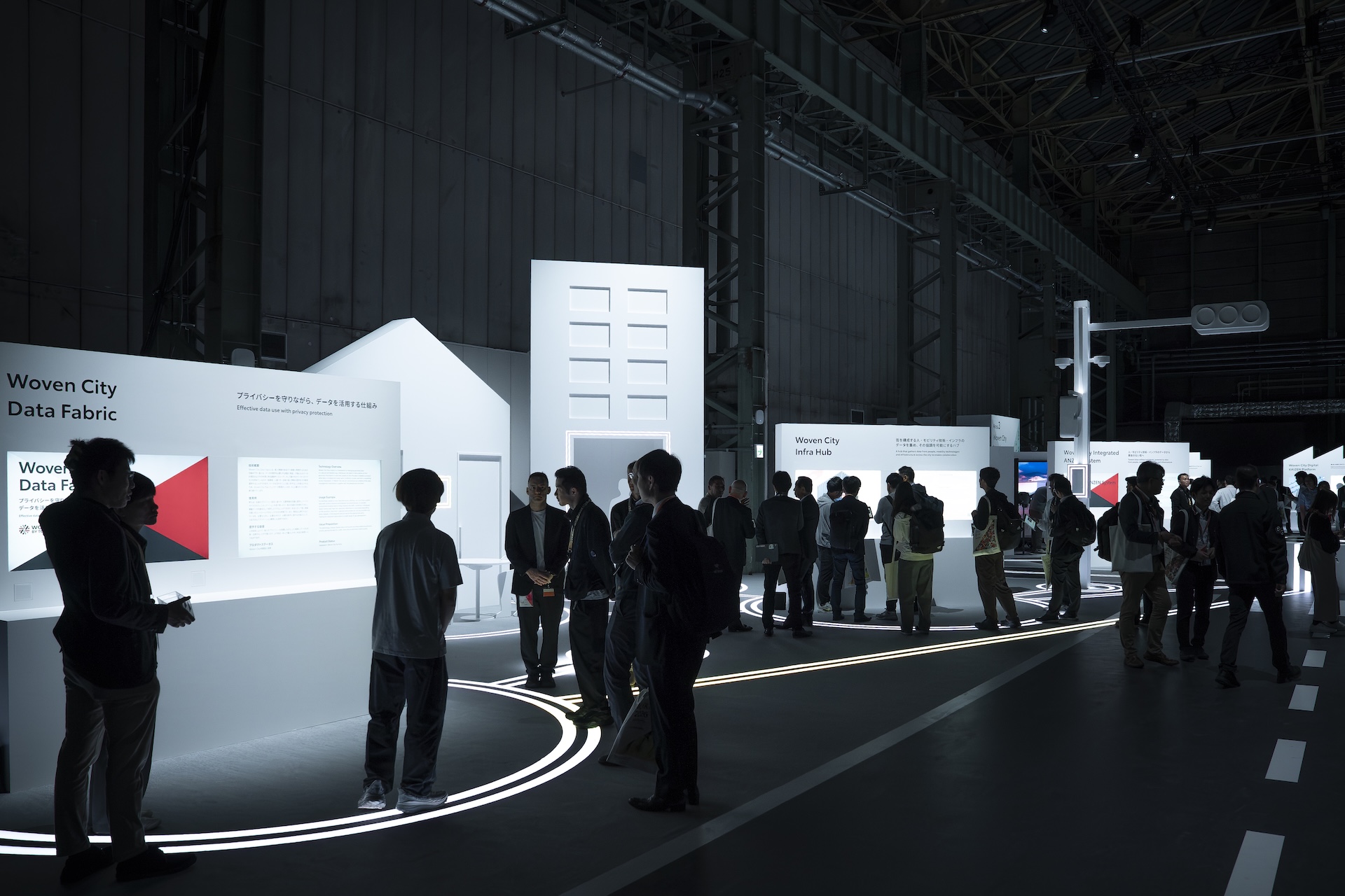 KAKEZAN 2026の来場者がデモブースを散策しながらウーブン・バイ・トヨタのテクノロジーについて知る。