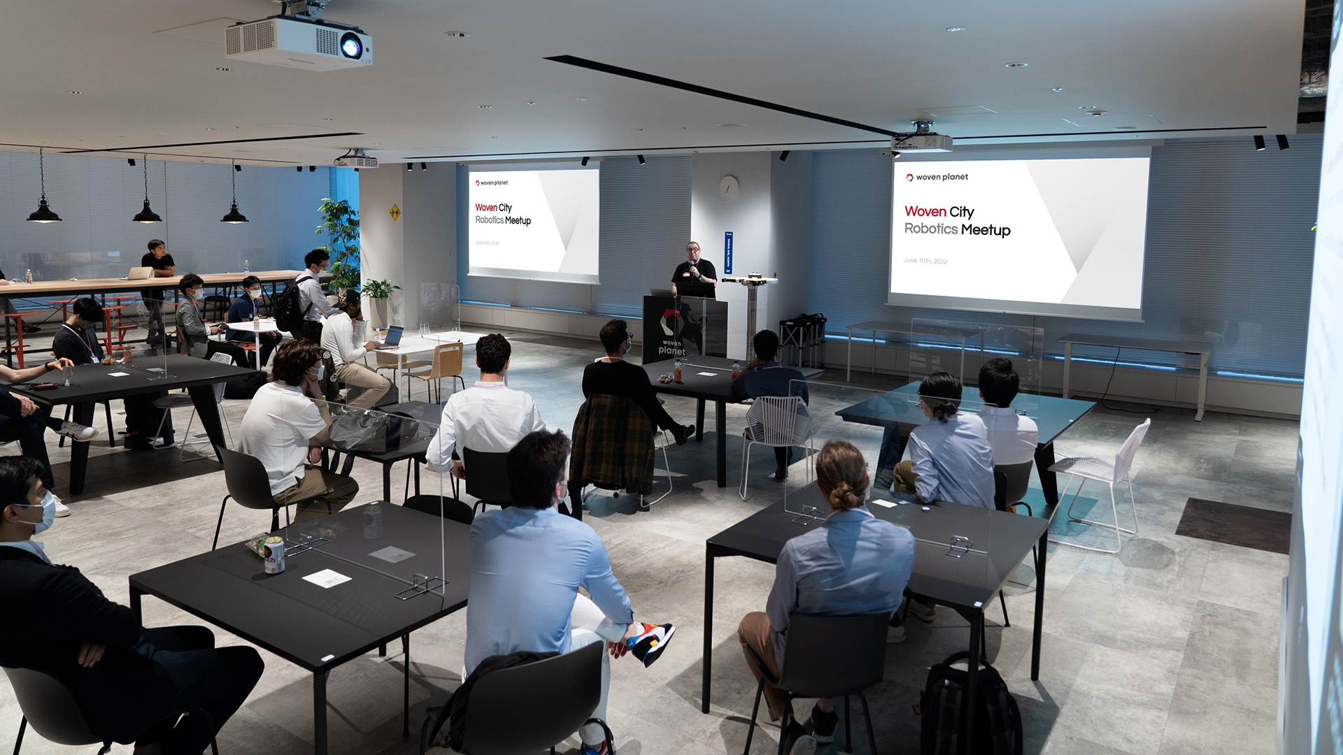 ウーブン・バイ・トヨタの社内で開催されたミートアップイベントに参加している人々