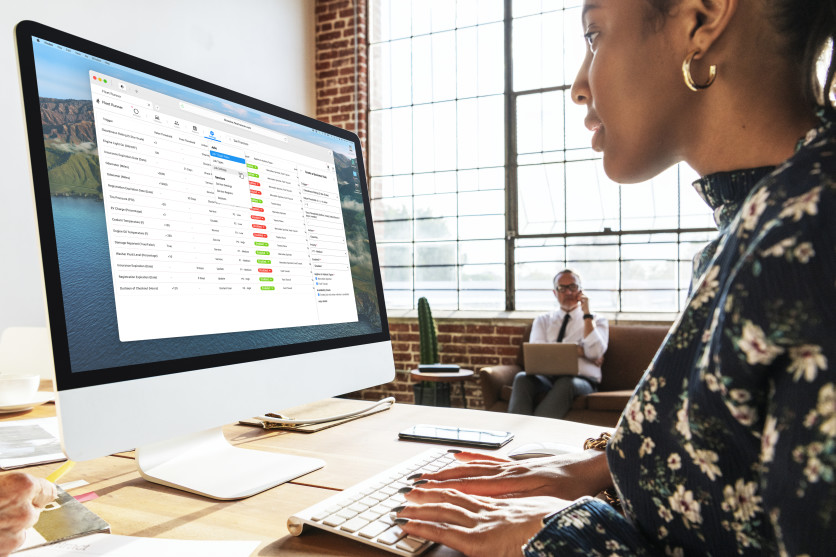 パソコン作業をする女性