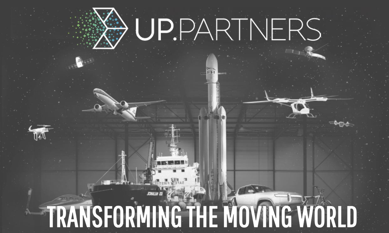 上部にUP.Partnersのロゴがあり、飛行機、ドローン、船、ロケット、車などのさまざまな交通手段が描かれたグレースケールの画像。下部には「動く世界を変革する」というテキストが表示されています。