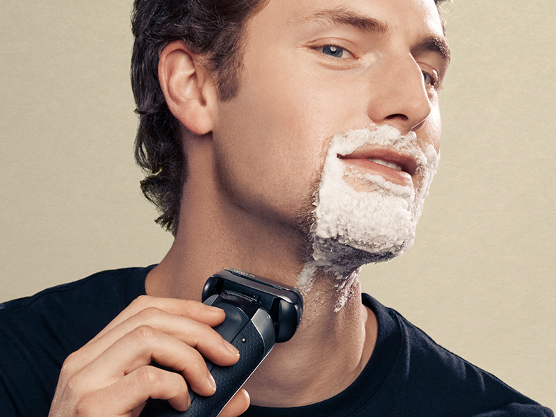 Hombre De Recibir Su Barba Cortan Con Máquina De Afeitar Eléctrica