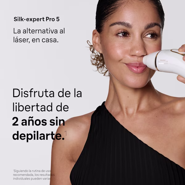 Una mujer usando la Braun Silk·expert Pro 5 en su labio superior. Una mujer usando la Braun Silk·expert Pro 5 en su labio superior.