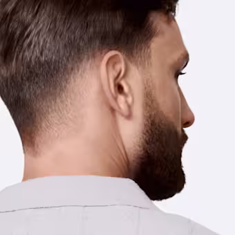 Mujeres cortándose el pelo con una recortadora Braun