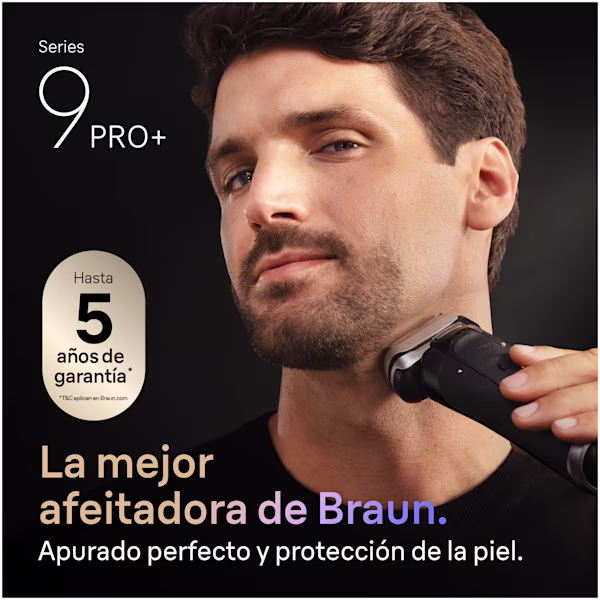 Hombre afeitándose con una afeitadora Series 9 PRO+. El texto dice: El mejor afeitado de Braun.