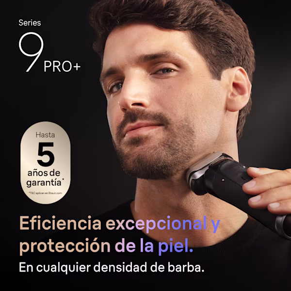 Hombre afeitándose con una afeitadora Series 9 PRO+. El texto dice: El mejor afeitado de Braun. Hombre afeitándose con una afeitadora Series 9 PRO+. El texto dice: El mejor afeitado de Braun.