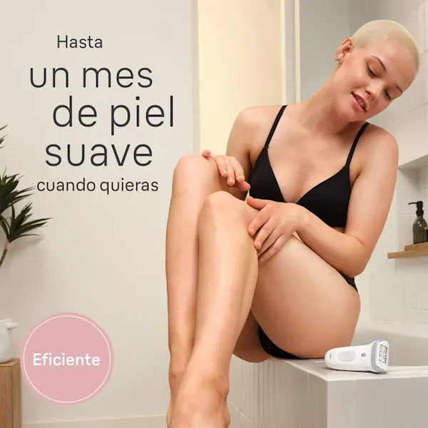 Mujer acariciándose la pierna en un baño