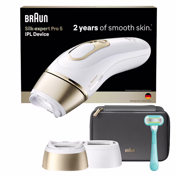 Braun Silk·expert Pro 5 con funda negra, cabezal Standard y cabezal SmartFlex, maquinilla Venus y vista frontal del envase detrás de la representación sobre fondo blanco. Braun Silk·expert Pro 5 con funda negra, cabezal Standard y cabezal SmartFlex, maquinilla Venus y vista frontal del envase detrás de la representación sobre fondo blanco.