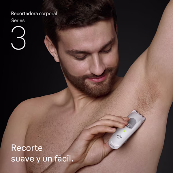 Hombre joven usando la recortadora corporal Braun Series 3 sin esfuerzo en las axilas Hombre joven usando la recortadora corporal Braun Series 3 sin esfuerzo en las axilas