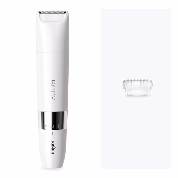 Recortadora corporal Mini Braun BS1000 de color blanco con el peine de recorte colocado a un lado sobre un fondo azul grisáceo claro.
