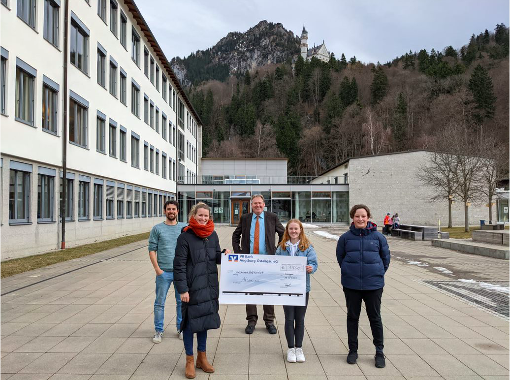 Das Foto zeigt unsern ersten Vorstand Leonie Kranemann, den Schulleiter, zwei Lehrer und eine Schülerinn. Die Mitglieder der Schule überreichen Leonie einen großen Check für 1500 Euro. 