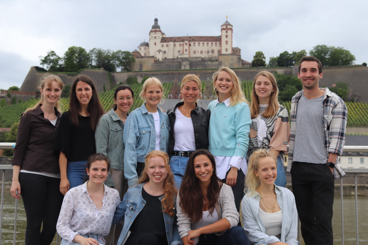 Die aktiven Mitglieder des Vereins stehen unter der Würzburger Festung und lächeln freundlich in die Kamera beim ersten live Stammtischtreffen im Juli 2021. 