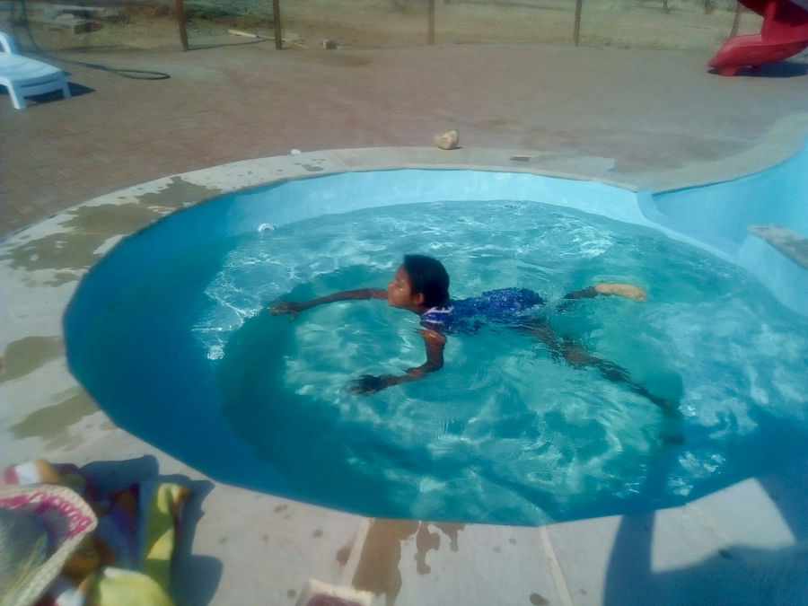 Kind schwimmt im Pool