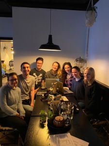 A group of young and socially aktive people smiling in the camera. 