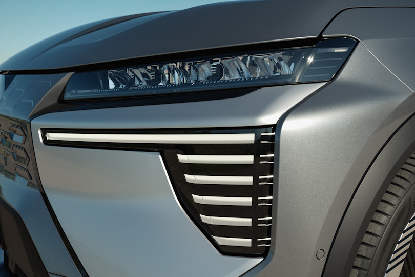 Foto: Eclipse Cross i fargen grå som viser frontlykt 